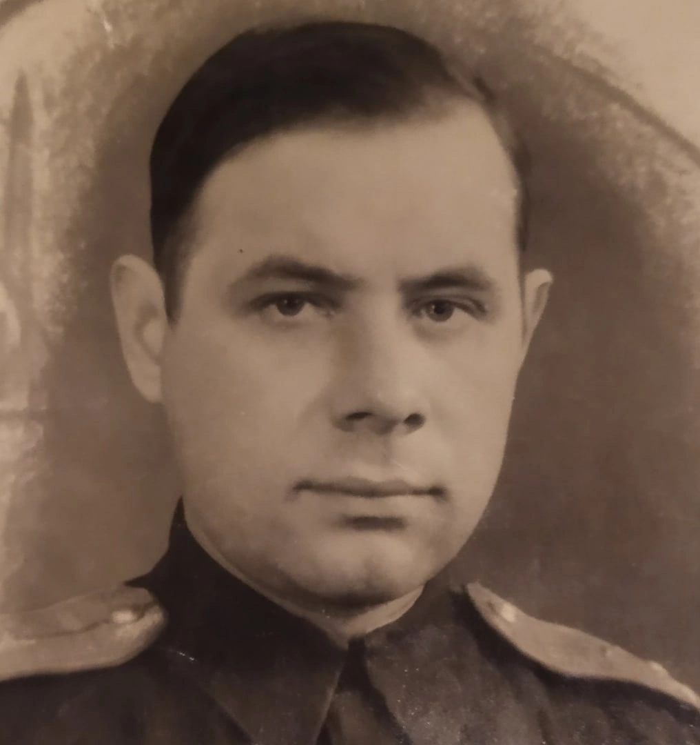 Думаю, что он в тот момент, когда предложил маме вернуться в ЗАГС, не был таким уж слишком серьезным… 