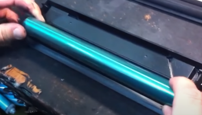 Фото 15. Тщательно очищаем бункер от остатков тонера