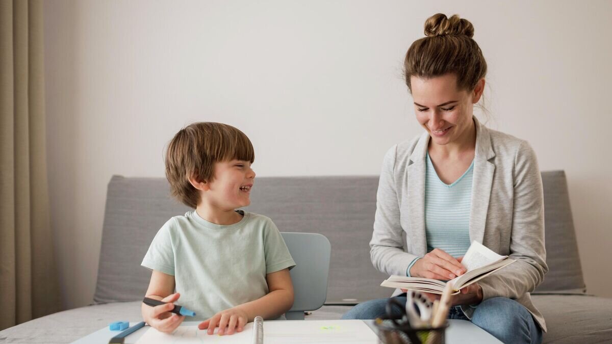    Мама помогает ребенку выучить таблицу умножения© Фото : Freepik