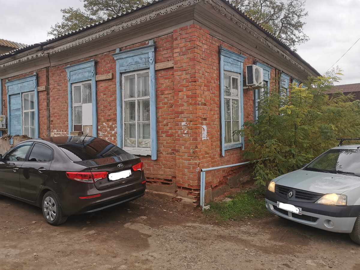 Здание почти разваливается. 