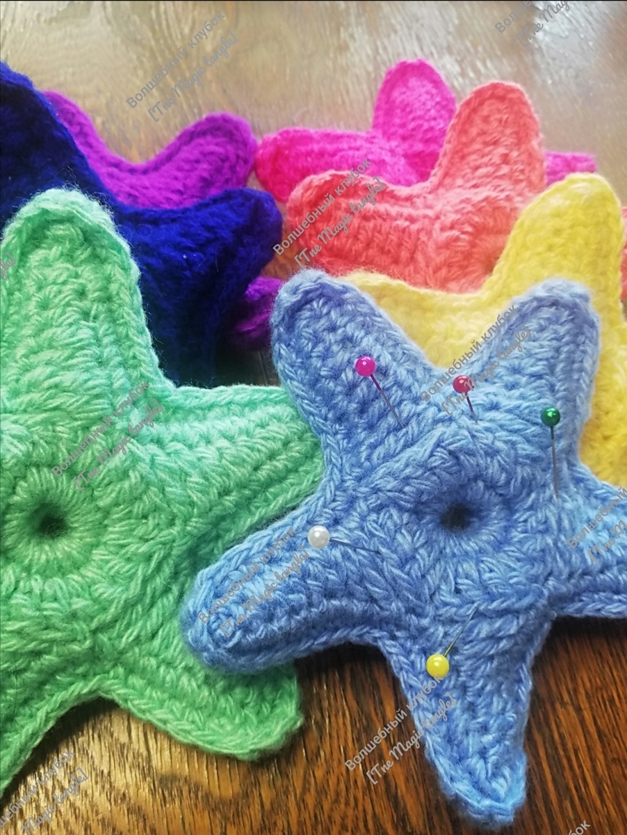 Вязаные игольницы в виде морских звёзд, фото автора 