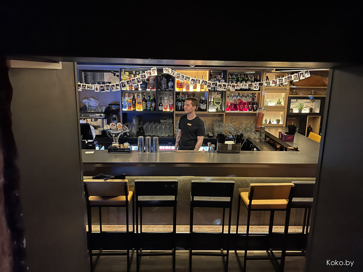 Бар заведение. В каком заведении. Гастрономический рынок во владимире phobar. Тематические рестораны. Маннекен пис ресторан в москве.