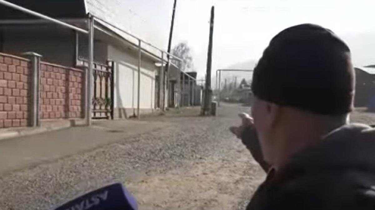    Родственник пострадавшего в драке показывает место конфликта в Алматинской области:телеканал "Астана"