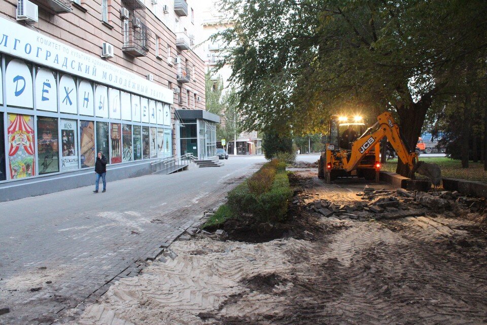     Сняли асфальт и по четной, и по нечетной стороне улицы. Екатерина СИМОХИНА
