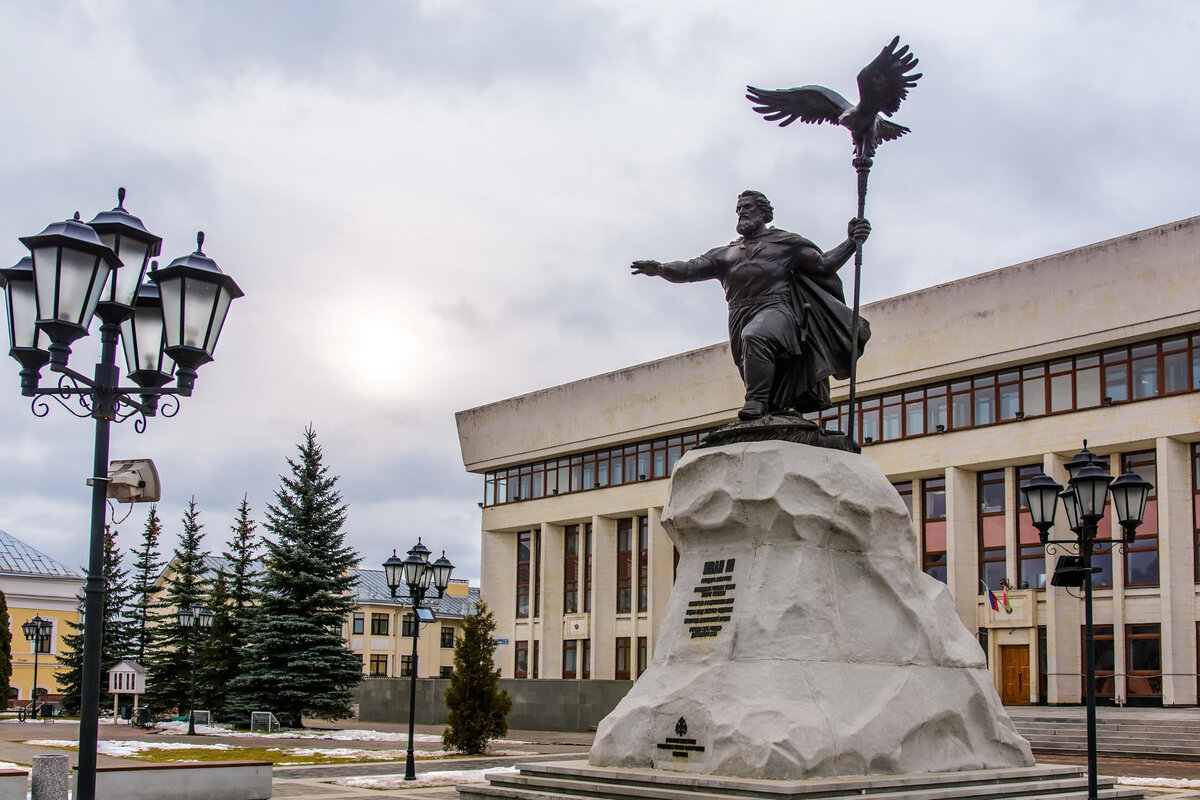 Памятники 2013 года. Памятник Ивану третьему в Калуге. Площадь старый торг Калуга памятник Ивану 3. Калуга памятник великому князю московскому Ивану III.