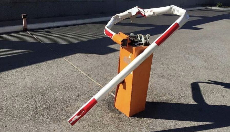 Этот шлагбаум в Тюмени в бараний рог свернула местная жительница. Сибирячка!