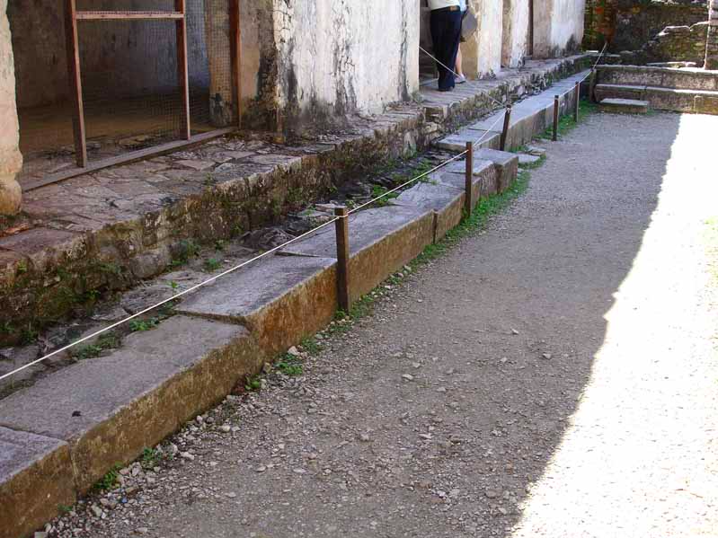 Приступок возле башни. Изображение взято из книги А. Ю. Склярова «Древняя Мексика без кривых зеркал», издательство ВЕЧЕ, 2009