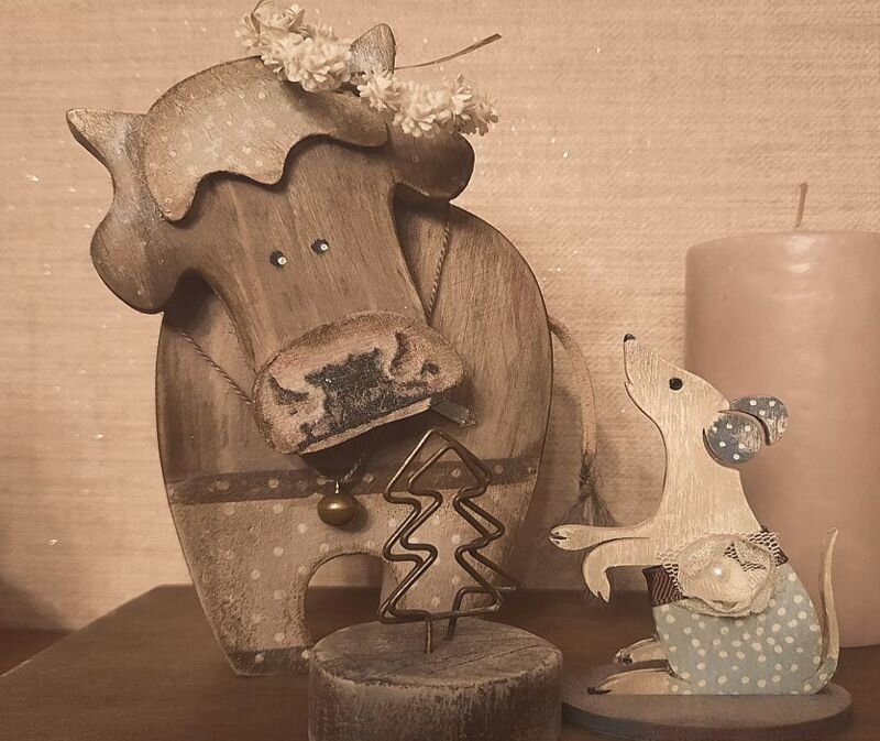 Удачная была заготовка, только крупноватая. Можно было добавить венок и даже замшевый хвостик.