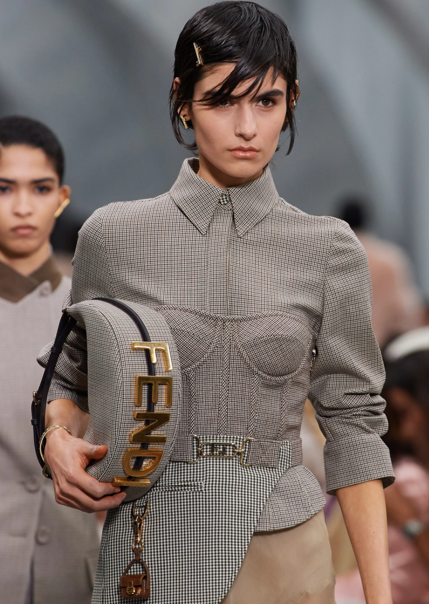 Тренды 23. Runway Fendi Fall-Winter 2022. Fendi 2022 2023. Fendi Fall Winter 2022/2023. Fendi зима 2022.