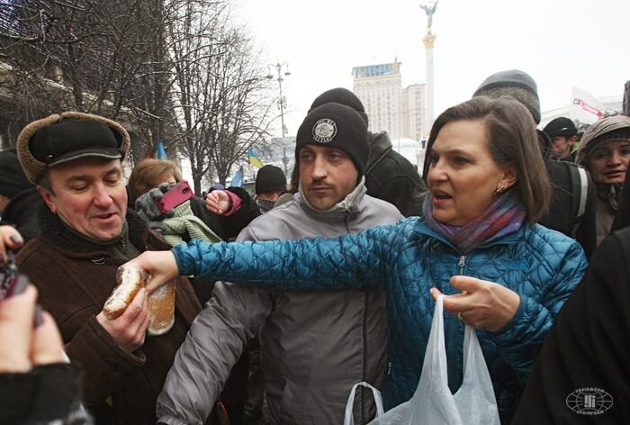 Унизительное кормление украинцев из рук Госдепа