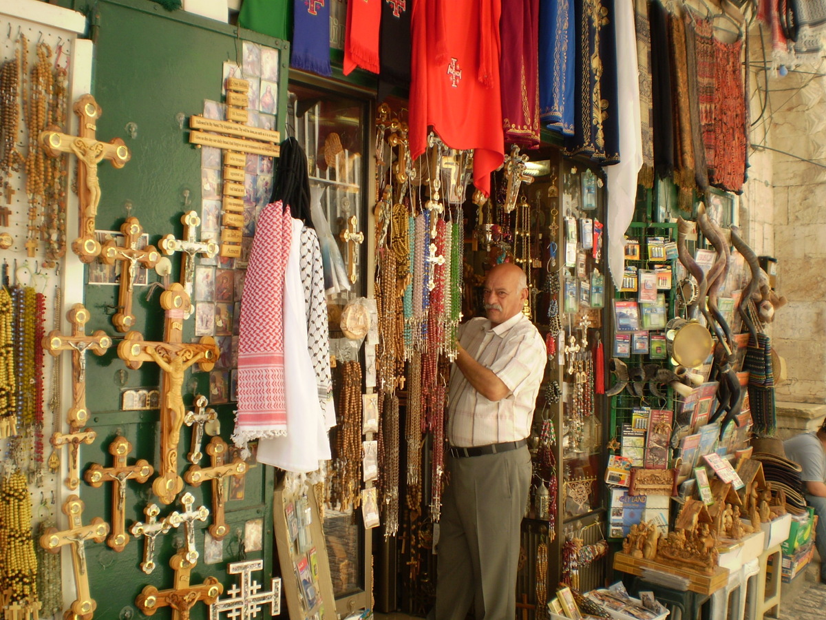 Араб христианин - торговец церковной утварью