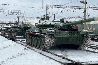 Фото ТАСС танк Т-72Б3М на погрузке в эшелон