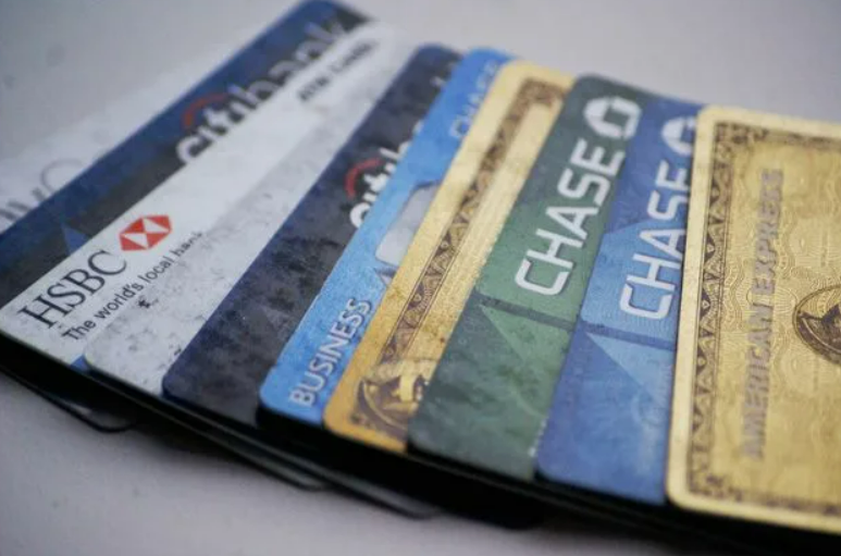 Первая кредитка. Джон Биггинс кредитная карта. Первые банковские карты. Первые банковские карточки в Америке. Первая кредитная карта в мире.