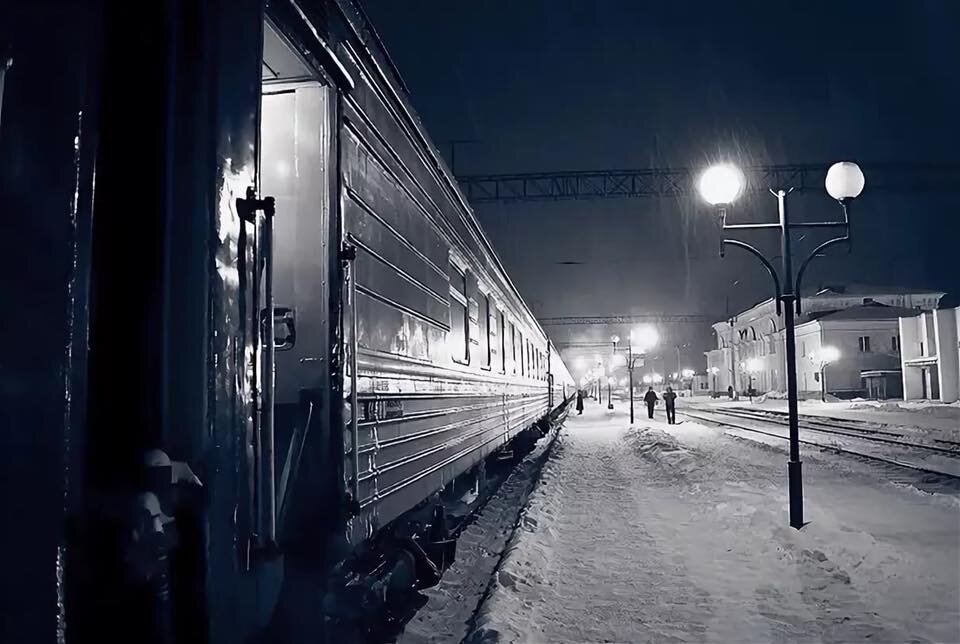 Вагон уходящего поезда. Ночной перрон ночной вокзал. Зимний перрон. Поезд зимой. Поезд ночью зимой.