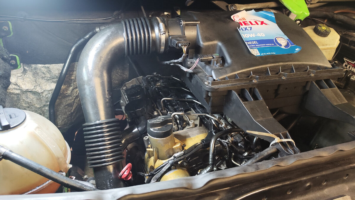 Снимаем патрубок от воздушного фильтра до турбины. 