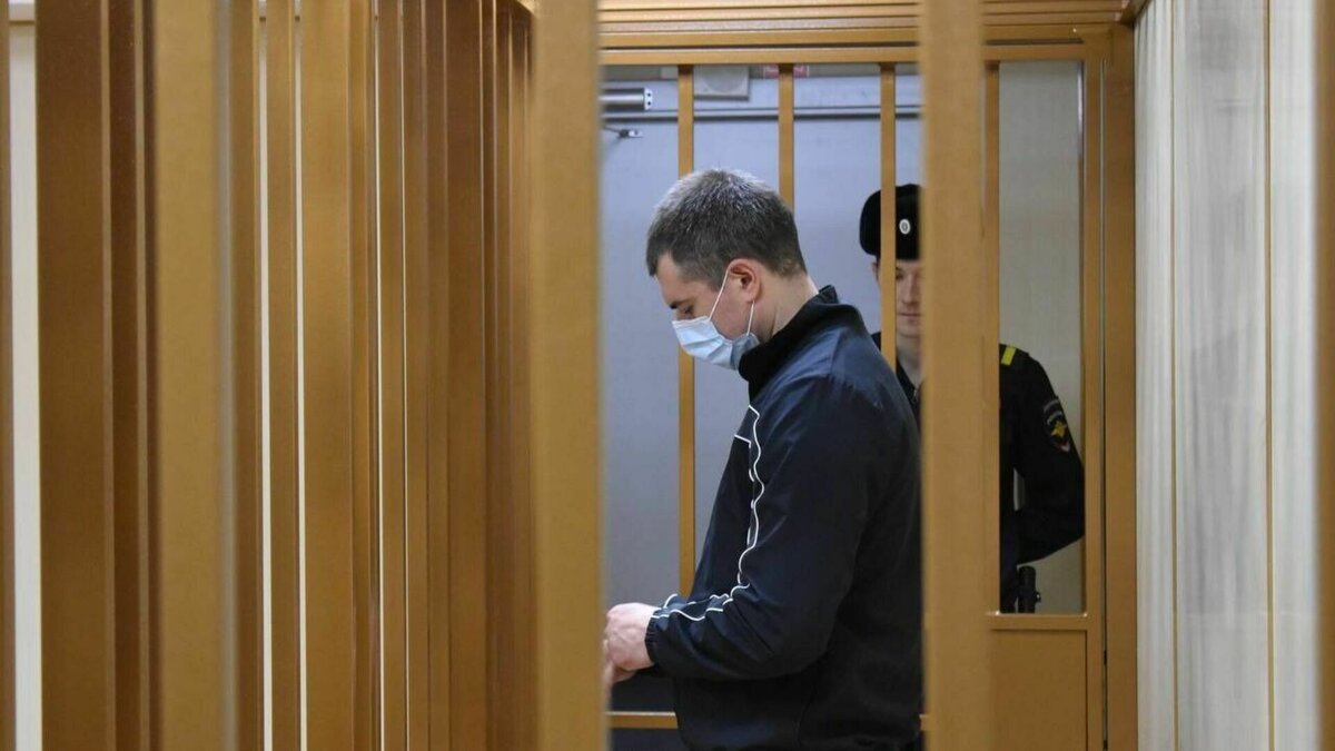    Тюменского следователя СКР Павла Шадрина, сбившего насмерть двух дорожных рабочих на путепроводе улицы Федюнинского, отправили на 9 лет в исправительную колонию общего режима. Такое решение вынес сегодня Ленинский районный суд.