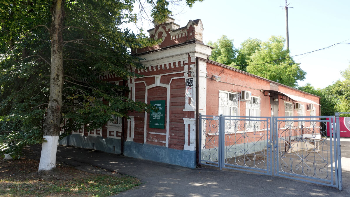 тюльпаны в газете. цветы на дом славянск кубани. город на кубани славянск на кубани. газета материал. крупные цветы славянск на кубани.