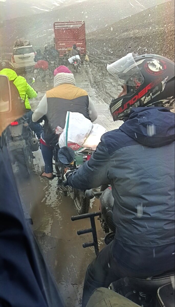 Внизу, у самой кромки воды ледяной ветер пластается в лицо, руки без перчаток стынут, хотя на дворе самый разгар июня.-15-2