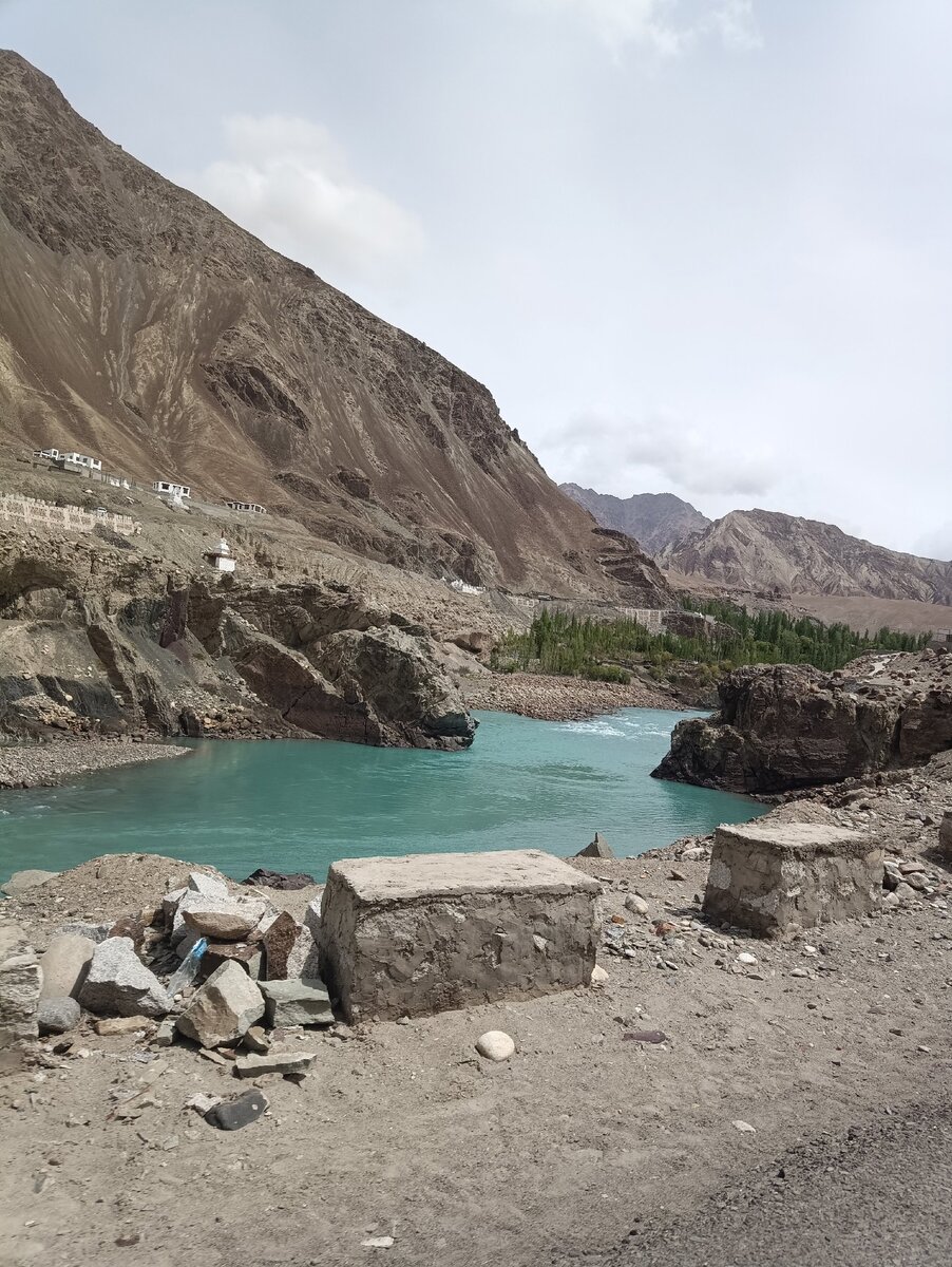 Внизу, у самой кромки воды ледяной ветер пластается в лицо, руки без перчаток стынут, хотя на дворе самый разгар июня.-17-2