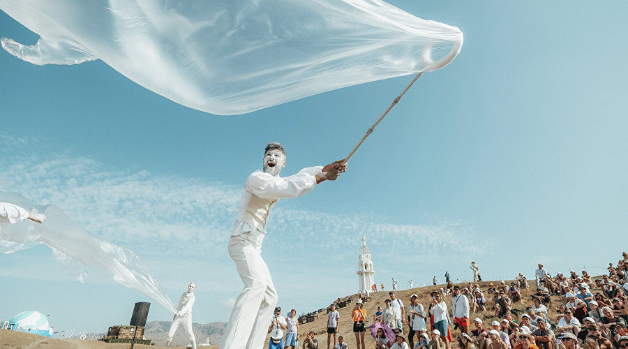 Фестиваль уличных театров на «Таврида. АРТ» // Фото: пресс-служба арт-кластера «Таврида»