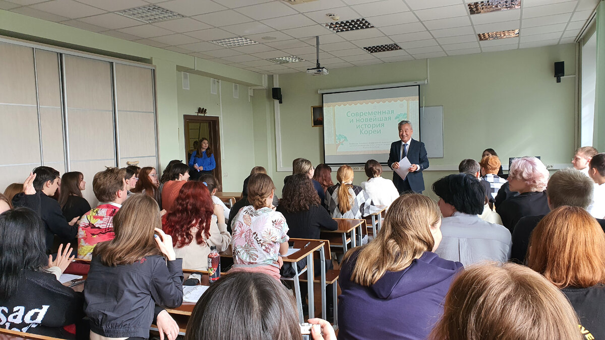 Профессор Ко Ен Чоль в начале лекции