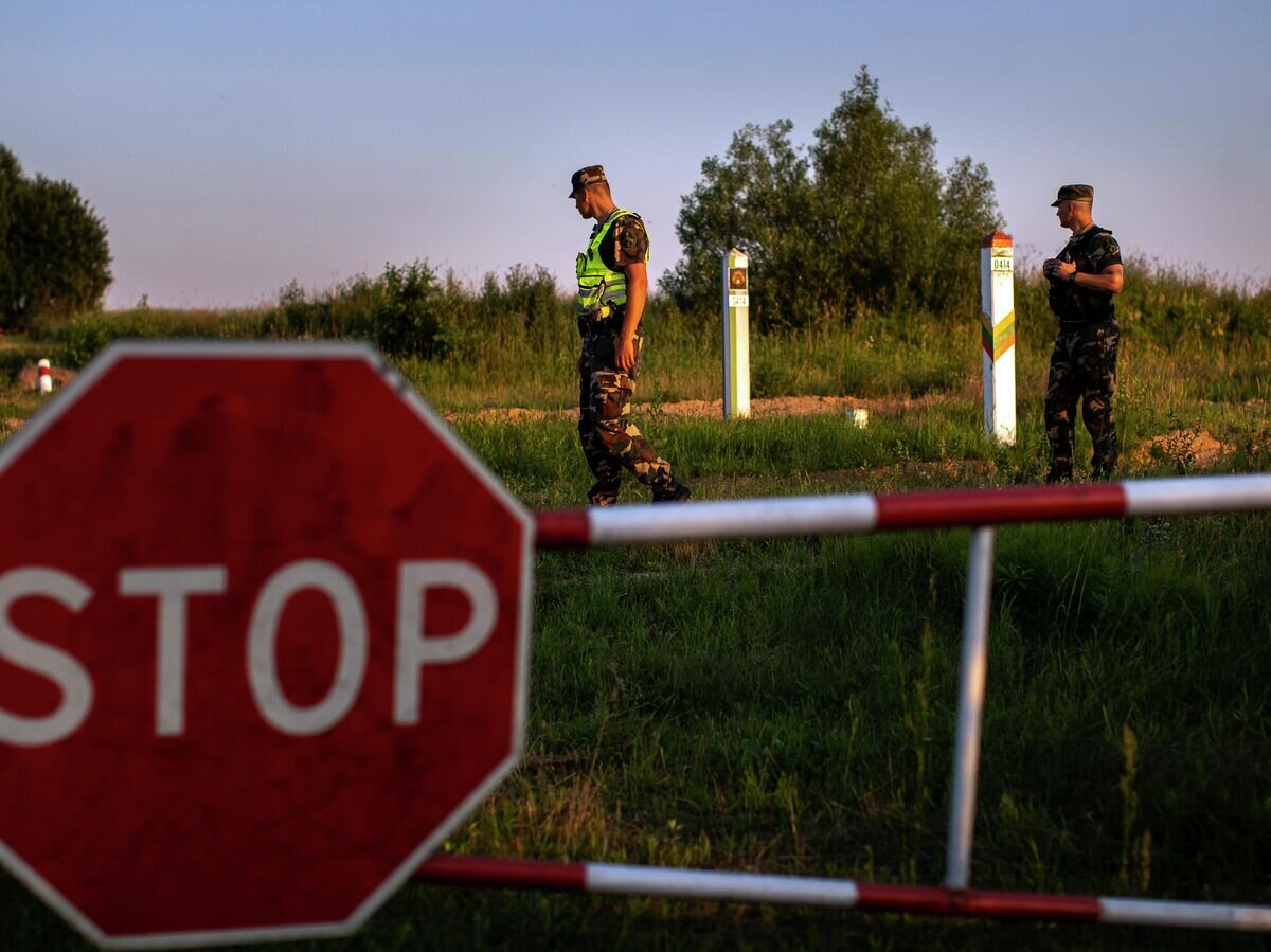    Литовские пограничники патрулируют участок на границе с Белоруссией© AP Photo / Mindaugas Kulbis