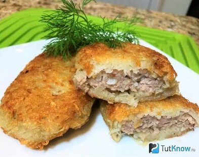  
Этот рецепт считается наиболее распространенным. Он не таит в себе никаких секретов. Все ингредиенты смешиваются, и драники жарятся на сковородке.