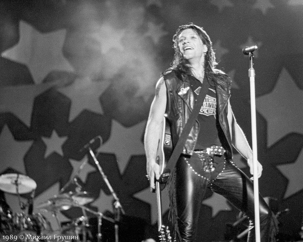 Джон Бон Джови (Jon Bon Jovi) во время выступления на Московском Музыкальном Фестивале Мира (Moscow Music Peace Festival) 13 августа 1989 года.