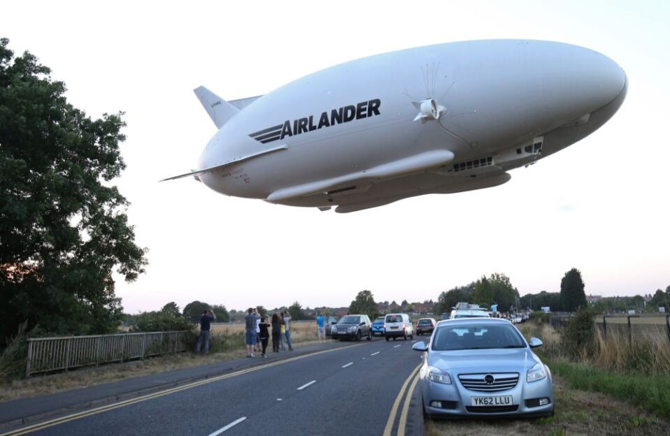 Гибридный дирижабль летательный аппарат Airlander 10  над дорогой во время первого полета с аэродрома Кардингтон, к северу от Лондона, 17 августа 2016 года. Фото: Justin Tallis/AFP - Getty Images