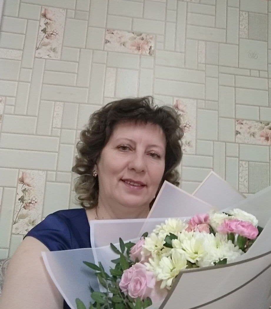 С букетом от любимого сына.