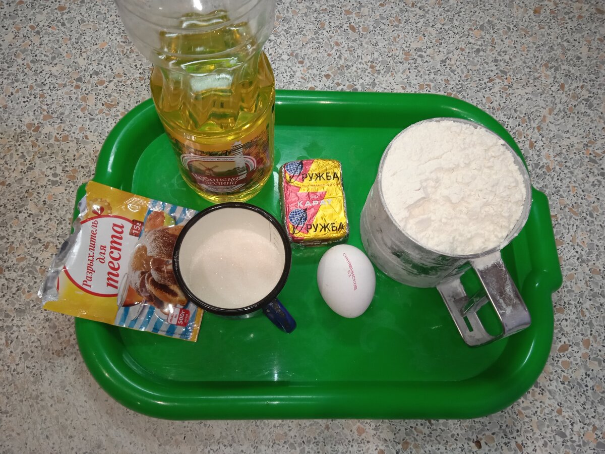 Сырок плавленый типа "Дружба" - 1 шт. Сахар-песок - 0,5 стакана. Яйцо - 1 шт. Мука - примерно 50 гр. Сода - на кончике ножа (или разрыхлитель - четверть чайной ложки). Растительное масло для фритюра. Сахарная пудра (по желанию) - 5 гр.