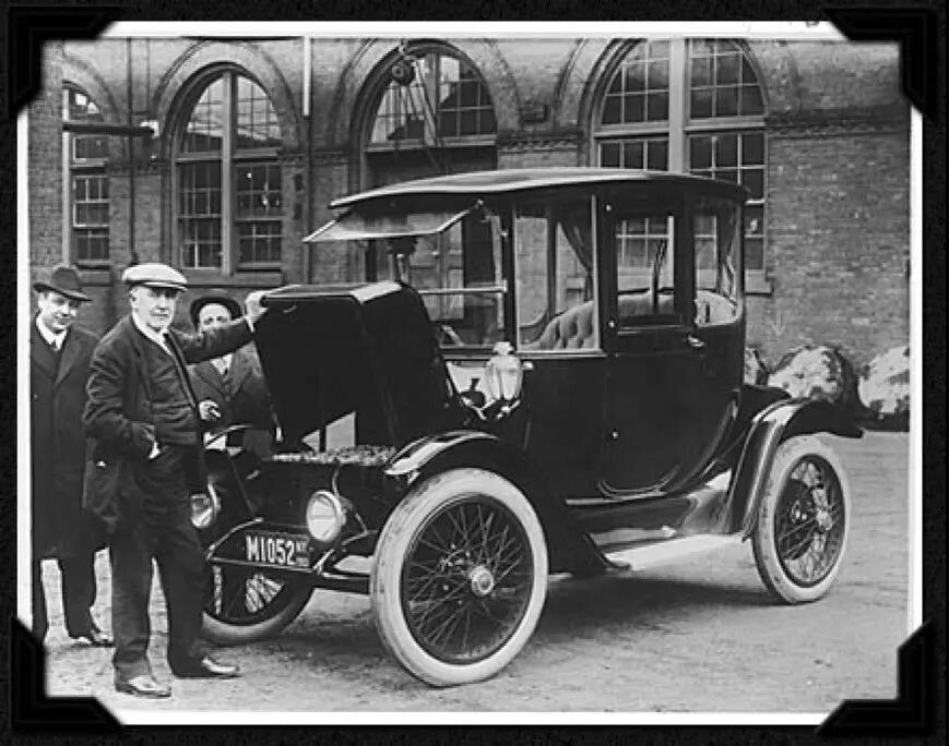 Томас Эдисон у электромобиля от Detroit Electric
