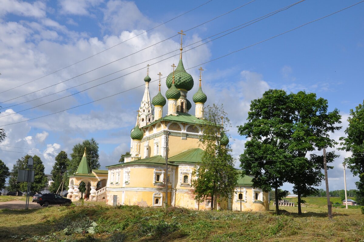 Золотистый храм очень живописно смотрится на берегу Волги. Фото из личного архива.