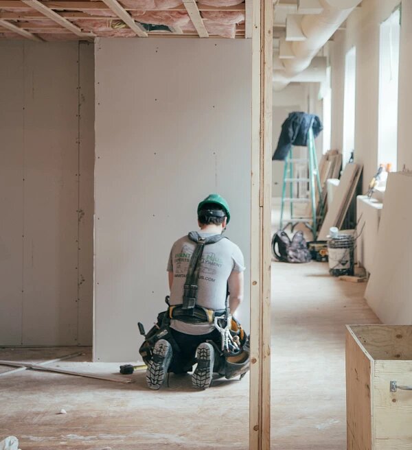 Ремонтные работы — вполне обыкновенное явление в новых домах. Но если их длительность выходит за разрешенный диапазон времени, то советуем сразу же вызывать полицию. Так, в столичном регионе запрещено проводить ремонт с 19 до 9 часов, при этом обязательно соблюдать двухчасовой перерыв с 13 до 15 часов.