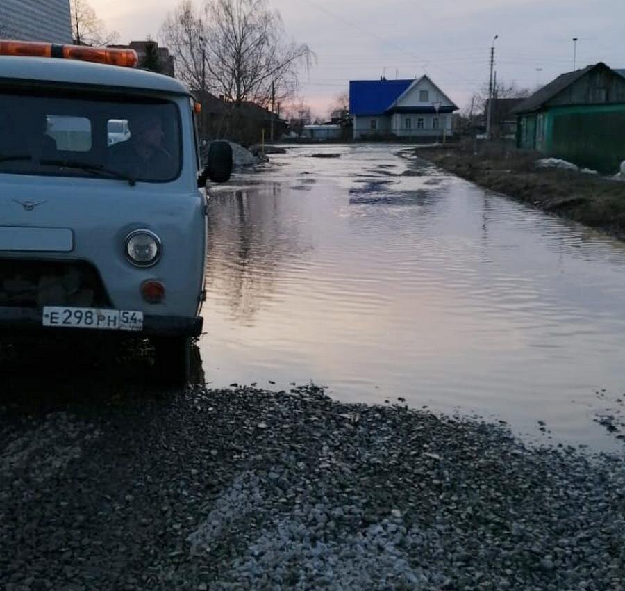 Чем отличается паводок от половодья. Наводнение. Разница между наводнением и паводком. Наводнение и паводок различия. Паводок половодье отличие.