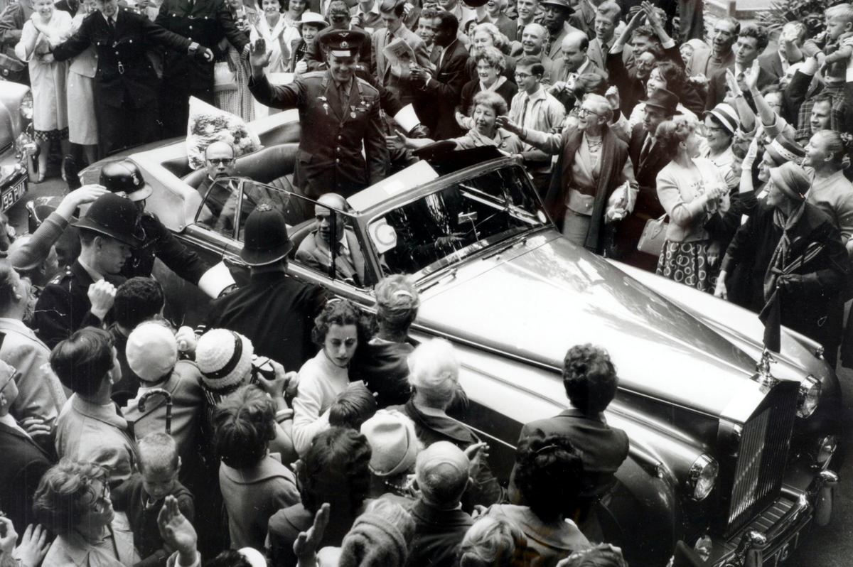 Жители Лондона приветствуют Юрия Гагарина