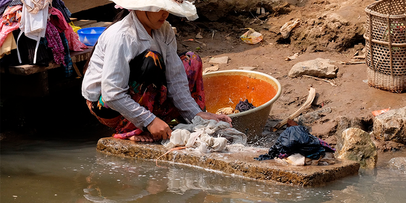 Стирка в реке, Бирма. Изображение José Luis García Miranda с сайта Pixabay, Pixabay License