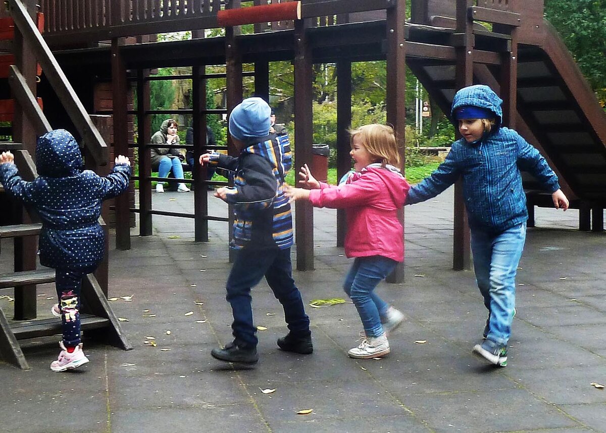 Девочки должны с девочками дружить! Пфф, какая чушь) Кира дружит исключительно с парнями) Личное фото автора.