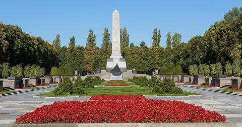 Советский военный  мемориальный комплекс памяти воинов Красной Армии, павших во время штурма Берлина, в Панкове