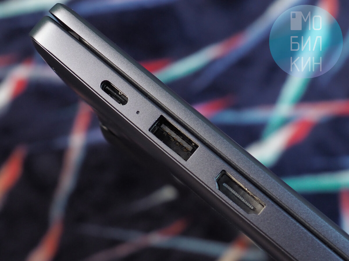 Слева – светодиодный индикатор, разъём HDMI, USB-A 3.2 и USB-C.