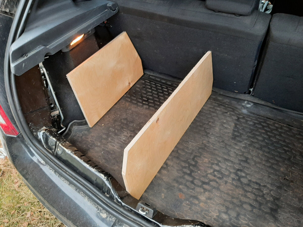 Как обычно, сразу начались корректировки проекта. Правая стенка должна быть значительно короче левой, чтоб обеспечить доступ к домкрату, штатно установленному за аркой