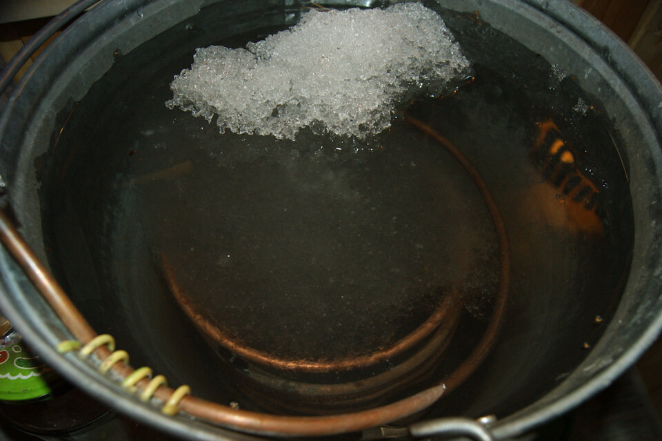 Самодельный холодильник, ведро с медной трубкой скрученной в спираль.