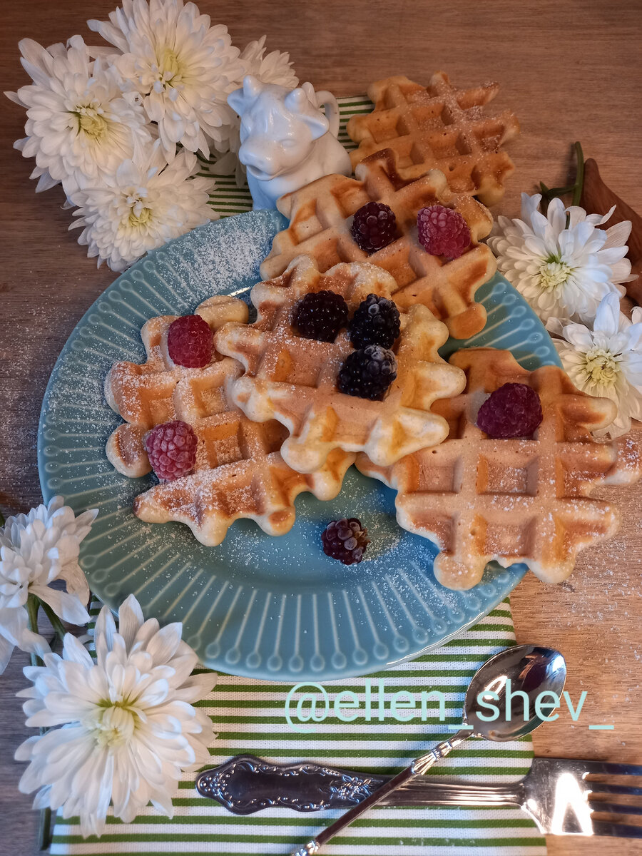 Можно посыпать сахарной пудрой и добавить ягоды.