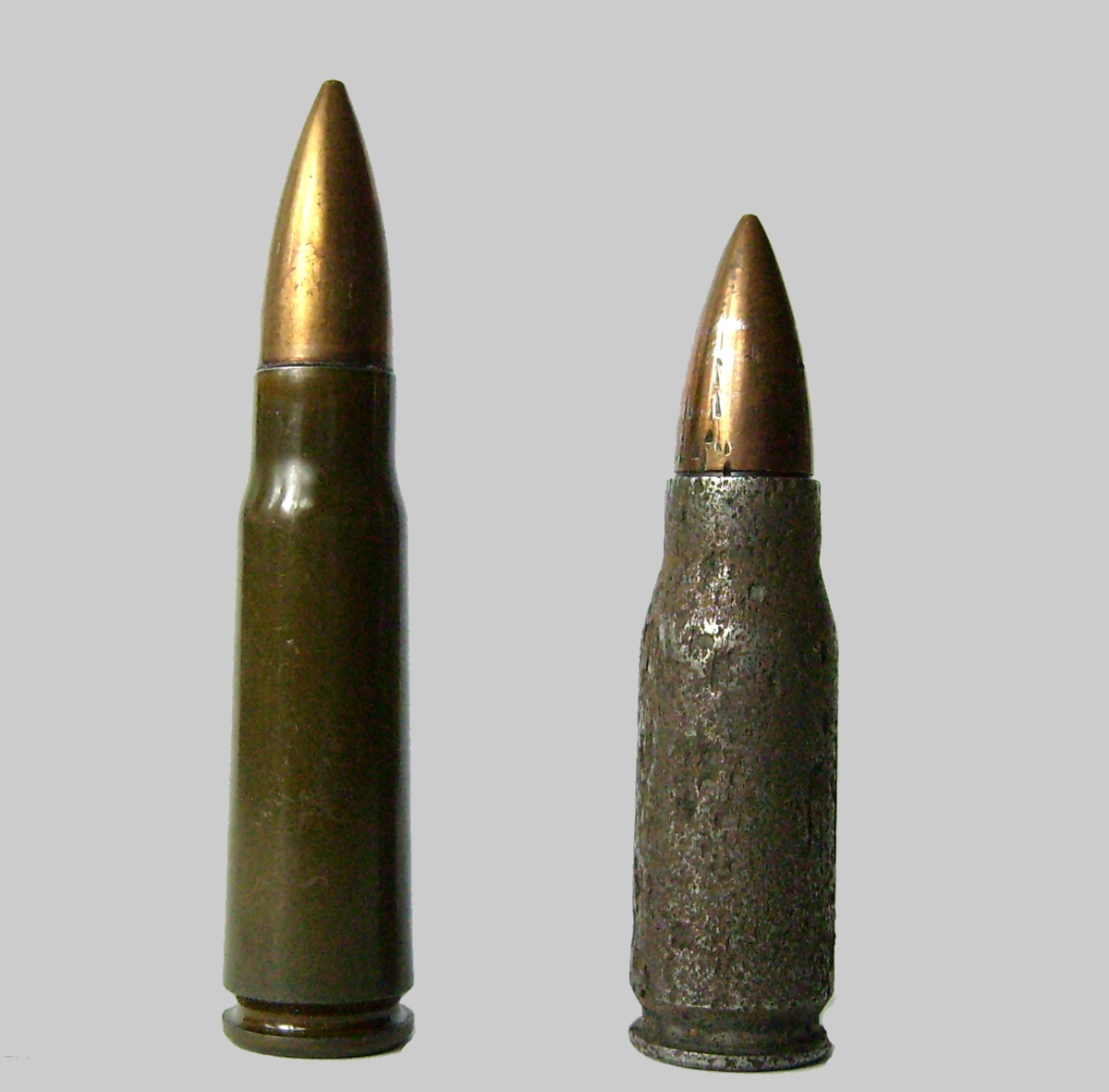 Слева - патрон АК, 7,62х39, Справа - патрон STG-44, 7,92х33