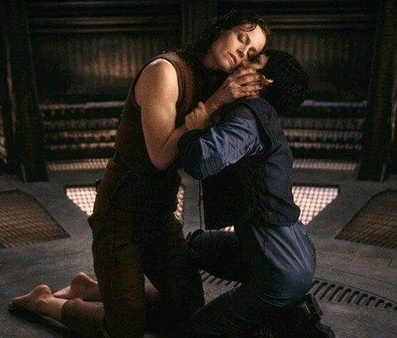 В чём вообще смысл данной сцены, не очень понятно. Возможно, какой-то лесбийский подтекст?..