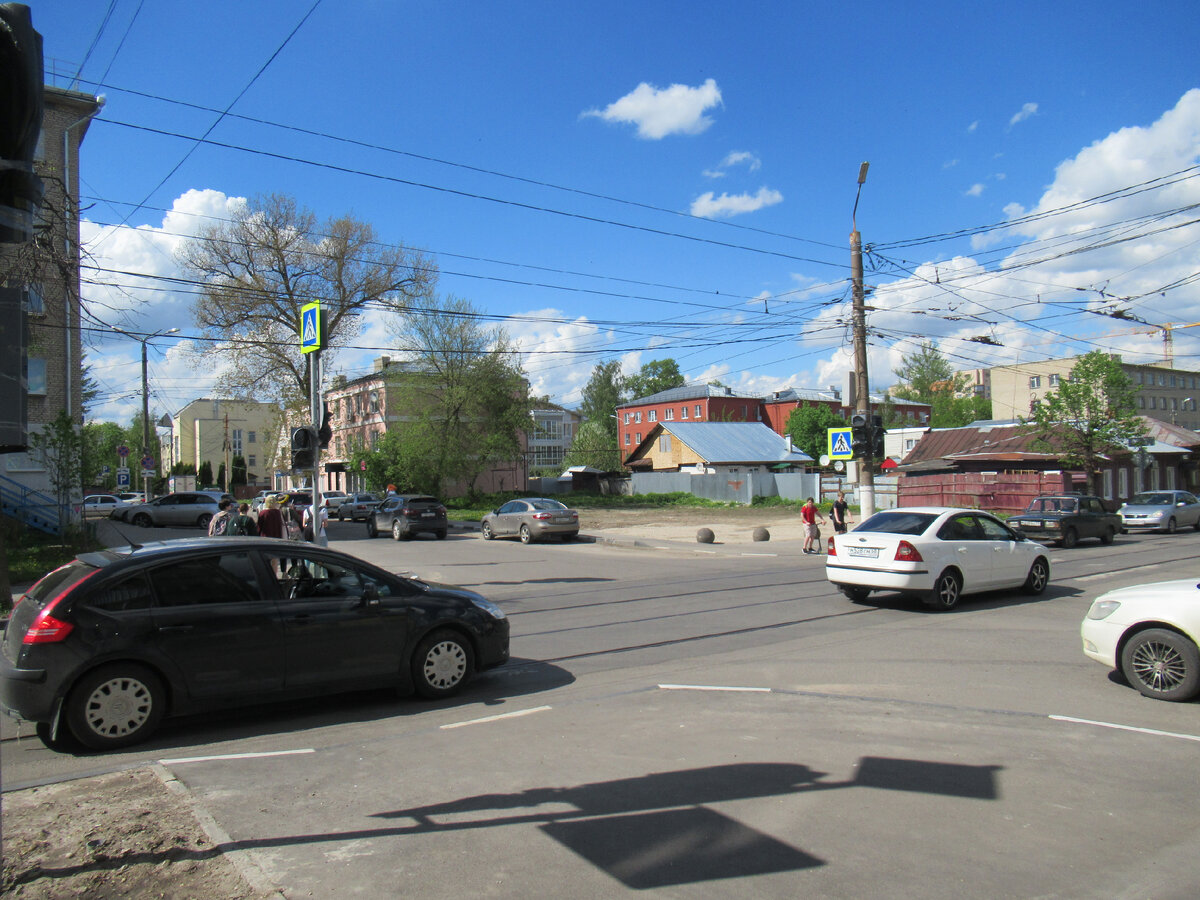 Перекресток Энгельса и Толстого, светофор установлен, но еще не подключен, фото автора