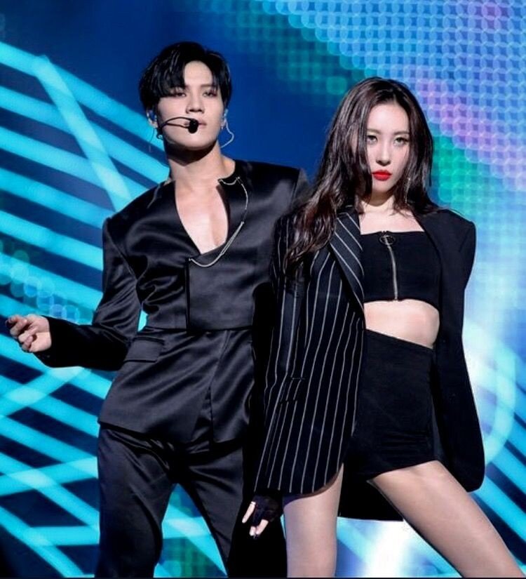 Выступление Сонми (соло, бывшая участница группы Wonder Girls) и Тэмин (соло, участник группы Shinee) на музыкальной премии МАМА в 2017 году