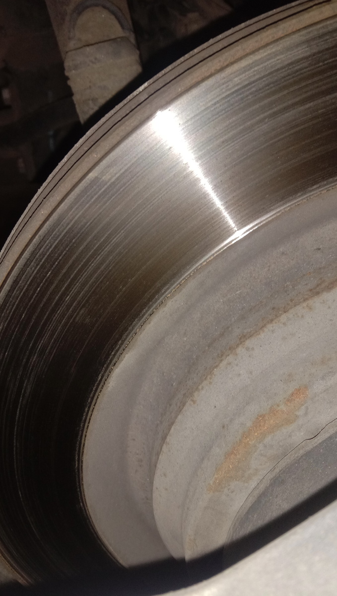 Вот так выглядит тормозной диск с исправными тормозными механизмами. 