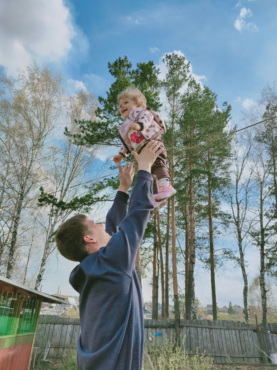 Кто знает, сколько ещё папа сможет носить тебя на руках... Счастье в мелочах. 