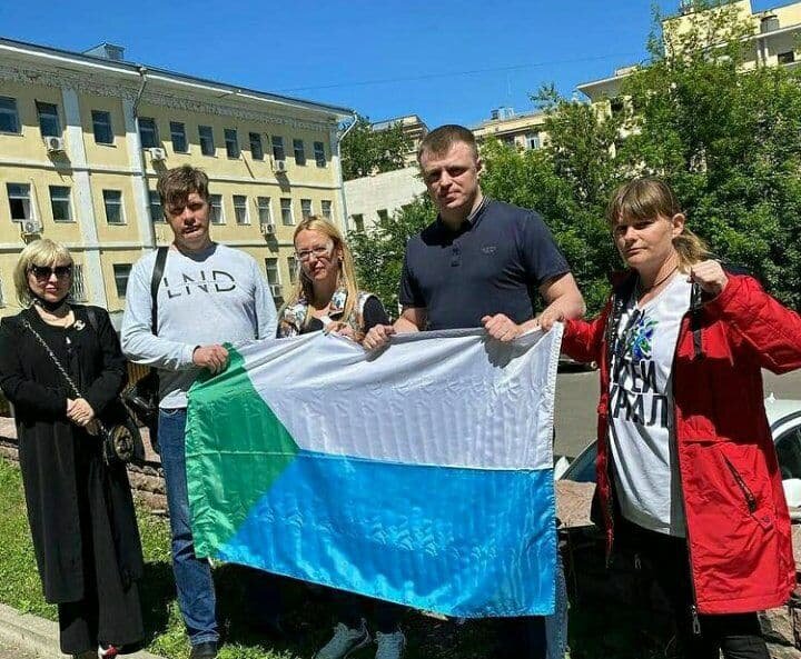 Антон Фургал перед зданием Басманного суда